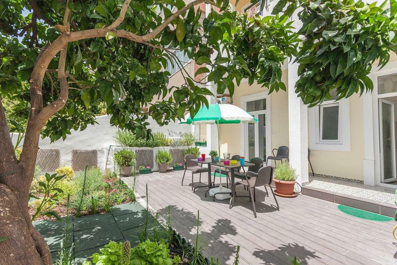 Sunny Orange Garden Apartment In Central Лиссабон Экстерьер фото